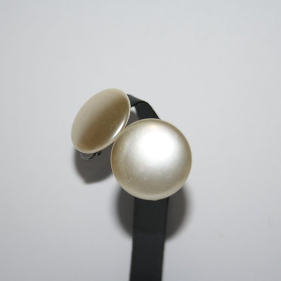 Large vintage pearl clip on earrings - Picture 2 of 3